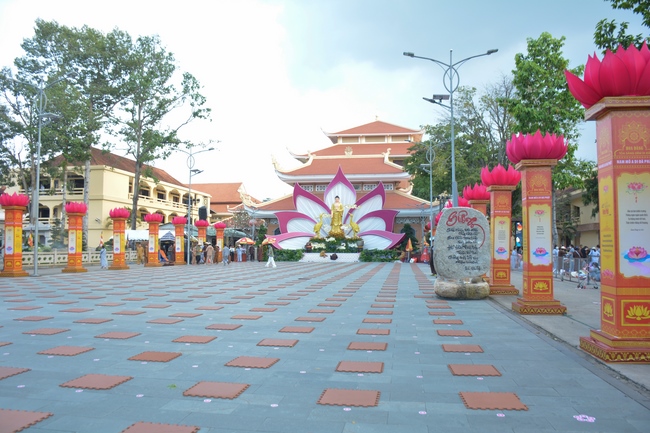 Before G time of the Lantern Candle Lighting Ceremony to commemorate the Amitabha Buddha