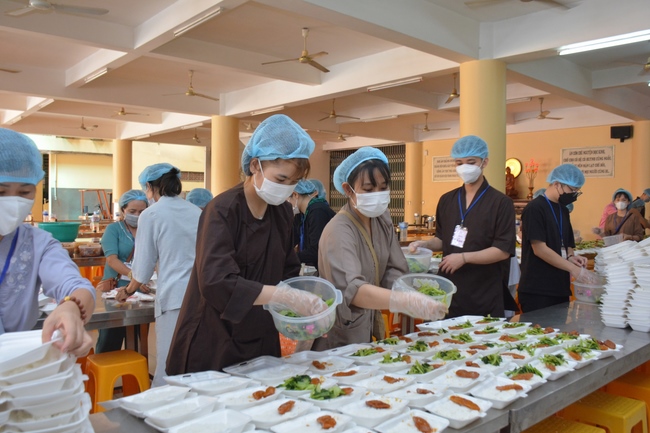 Before G time of the Lantern Candle Lighting Ceremony to commemorate the Amitabha Buddha