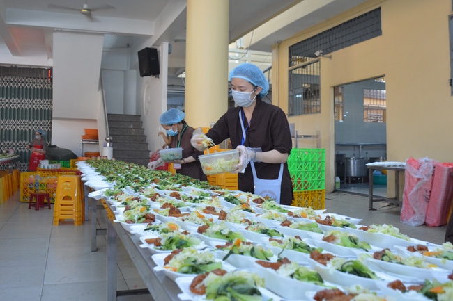 Before G time of the Lantern Candle Lighting Ceremony to commemorate the Amitabha Buddha
