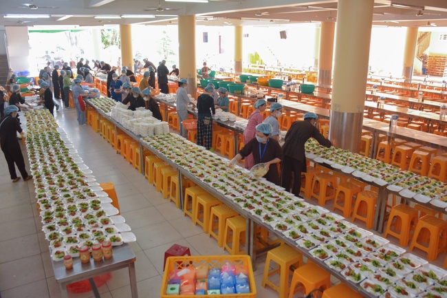 Before G time of the Lantern Candle Lighting Ceremony to commemorate the Amitabha Buddha