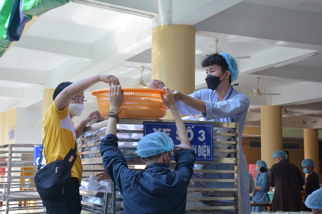 Before G time of the Lantern Candle Lighting Ceremony to commemorate the Amitabha Buddha