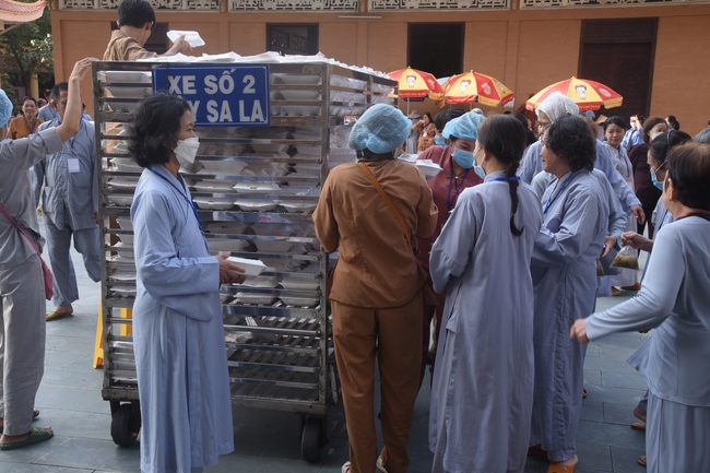 Before G time of the Lantern Candle Lighting Ceremony to commemorate the Amitabha Buddha
