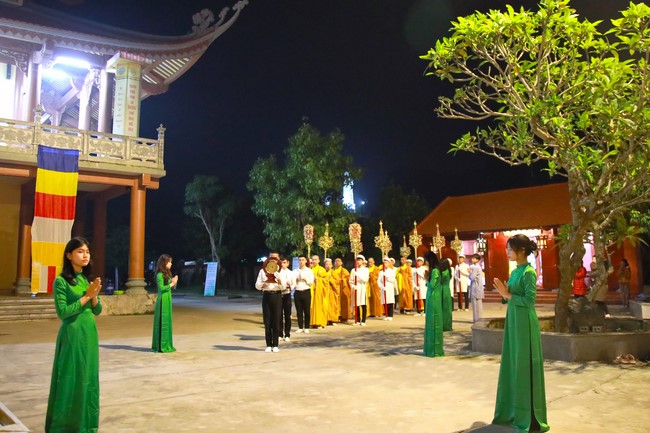 Candle Lighting Ritual to commemorate Amitabha’s Buddha at Co Am Pagoda – Nghe An
