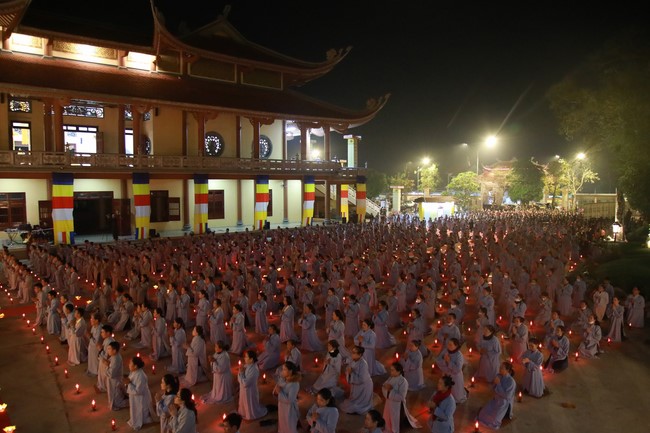 Candle Lighting Ritual to commemorate Amitabha’s Buddha at Co Am Pagoda – Nghe An