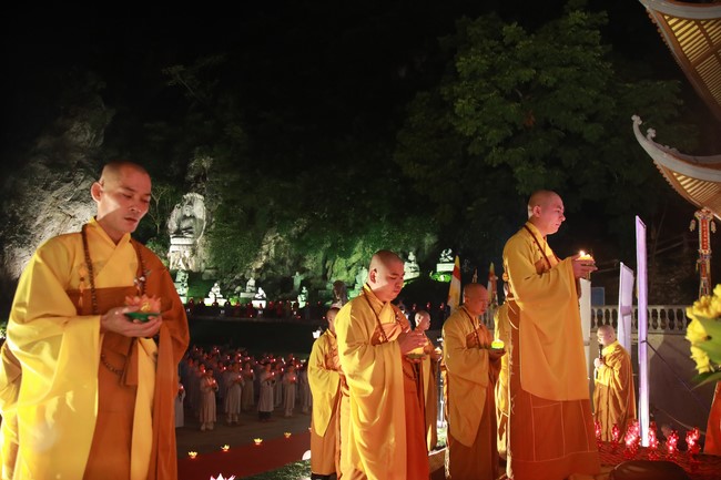Candle Lighting Ritual to commemorate Amitabha’s Buddha at Co Am Pagoda – Nghe An