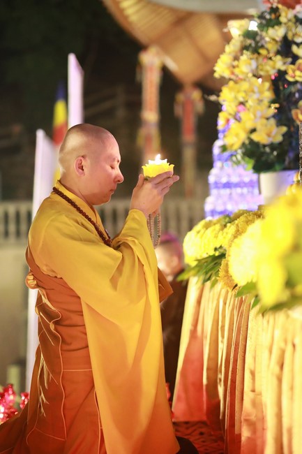Candle Lighting Ritual to commemorate Amitabha’s Buddha at Co Am Pagoda – Nghe An