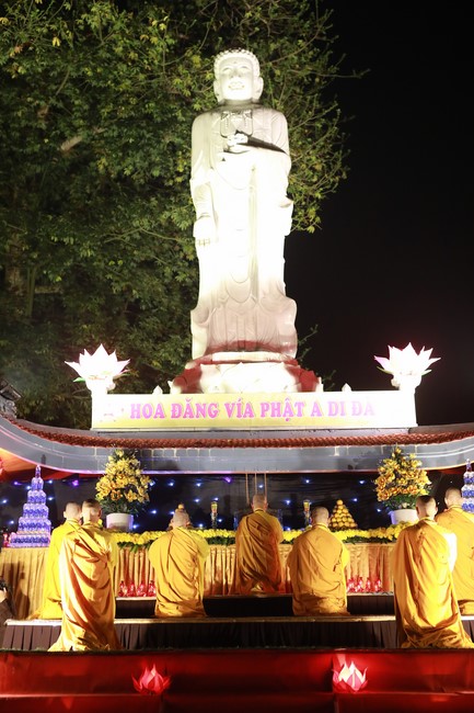 Candle Lighting Ritual to commemorate Amitabha’s Buddha at Co Am Pagoda – Nghe An