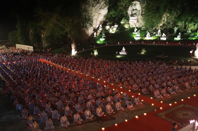 Candle Lighting Ritual to commemorate Amitabha’s Buddha at Co Am Pagoda – Nghe An