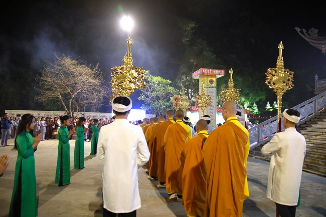 Candle Lighting Ritual to commemorate Amitabha’s Buddha at Co Am Pagoda – Nghe An