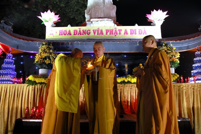 Candle Lighting Ritual to commemorate Amitabha’s Buddha at Co Am Pagoda – Nghe An