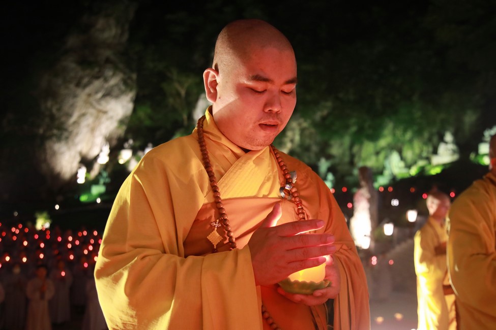 Candle Lighting Ritual to commemorate Amitabha’s Buddha at Co Am Pagoda – Nghe An