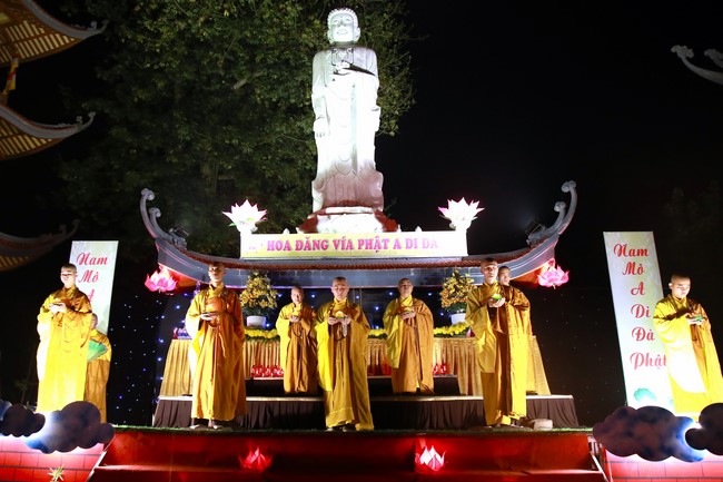 Candle Lighting Ritual to commemorate Amitabha’s Buddha at Co Am Pagoda – Nghe An