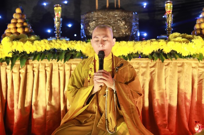 Candle Lighting Ritual to commemorate Amitabha’s Buddha at Co Am Pagoda – Nghe An