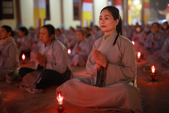 Candle Lighting Ritual to commemorate Amitabha’s Buddha at Co Am Pagoda – Nghe An