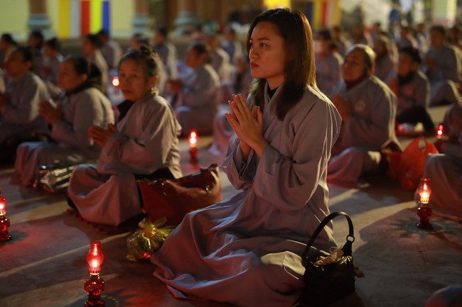 Candle Lighting Ritual to commemorate Amitabha’s Buddha at Co Am Pagoda – Nghe An