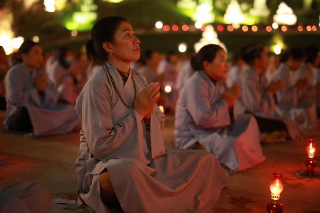Candle Lighting Ritual to commemorate Amitabha’s Buddha at Co Am Pagoda – Nghe An