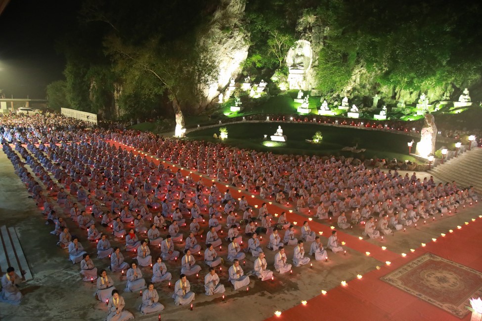 Candle Lighting Ritual to commemorate Amitabha’s Buddha at Co Am Pagoda – Nghe An