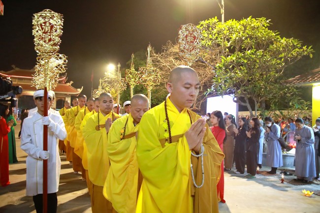Candle Lighting Ritual to commemorate Amitabha’s Buddha at Co Am Pagoda – Nghe An