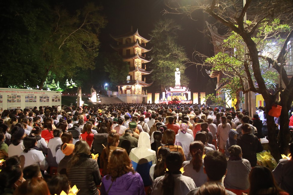Candle Lighting Ritual to commemorate Amitabha’s Buddha at Co Am Pagoda – Nghe An