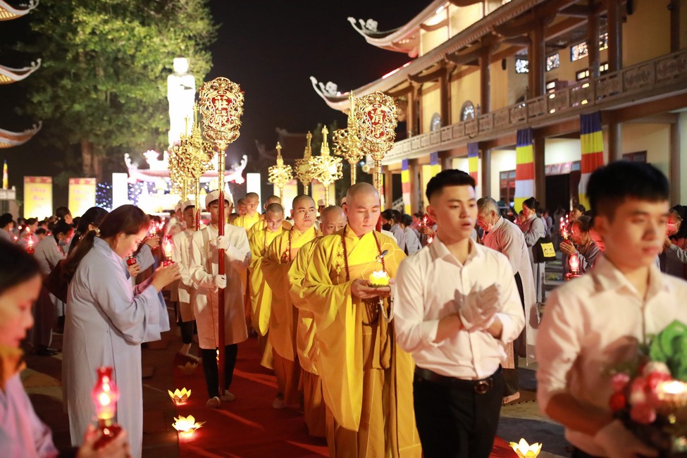 Candle Lighting Ritual to commemorate Amitabha’s Buddha at Co Am Pagoda – Nghe An
