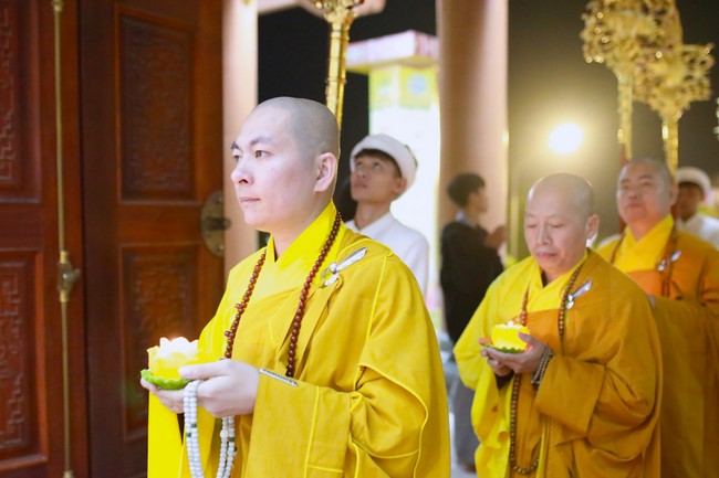 Candle Lighting Ritual to commemorate Amitabha’s Buddha at Co Am Pagoda – Nghe An