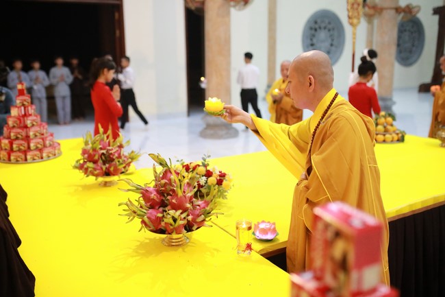 Candle Lighting Ritual to commemorate Amitabha’s Buddha at Co Am Pagoda – Nghe An