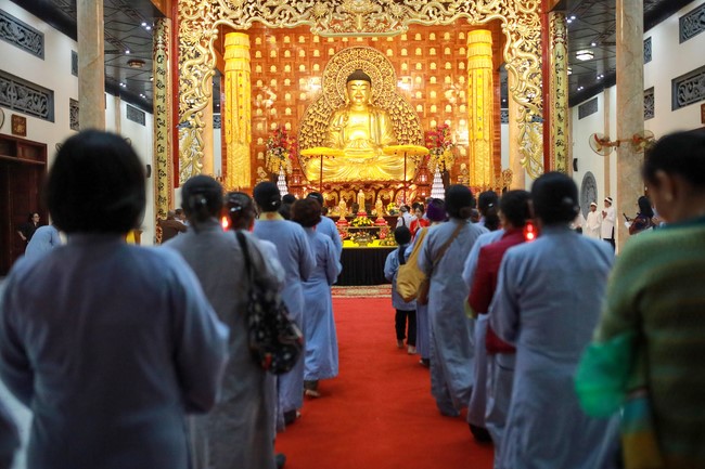 Candle Lighting Ritual to commemorate Amitabha’s Buddha at Co Am Pagoda – Nghe An