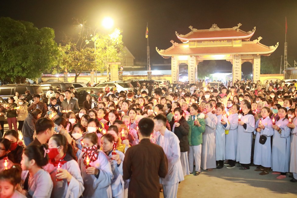 Candle Lighting Ritual to commemorate Amitabha’s Buddha at Co Am Pagoda – Nghe An