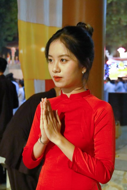 Candle Lighting Ritual to commemorate Amitabha’s Buddha at Co Am Pagoda – Nghe An