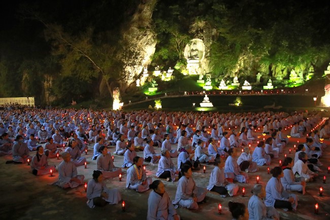 Candle Lighting Ritual to commemorate Amitabha’s Buddha at Co Am Pagoda – Nghe An