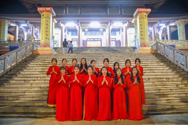Candle Lighting Ritual to commemorate Amitabha’s Buddha at Co Am Pagoda – Nghe An