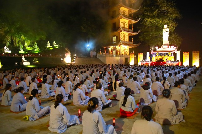 Candle Lighting Ritual to commemorate Amitabha’s Buddha at Co Am Pagoda – Nghe An