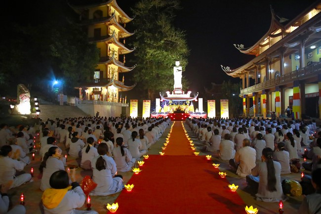 Candle Lighting Ritual to commemorate Amitabha’s Buddha at Co Am Pagoda – Nghe An