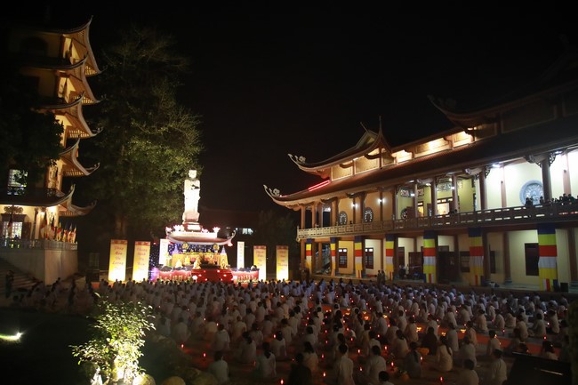 Candle Lighting Ritual to commemorate Amitabha’s Buddha at Co Am Pagoda – Nghe An