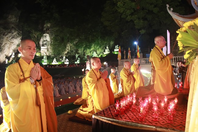 Candle Lighting Ritual to commemorate Amitabha’s Buddha at Co Am Pagoda – Nghe An
