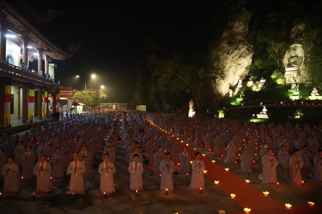 Candle Lighting Ritual to commemorate Amitabha’s Buddha at Co Am Pagoda – Nghe An