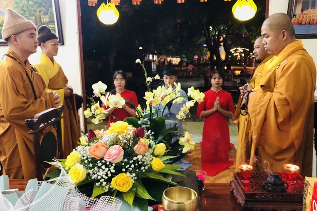 Candle Lighting Ritual to commemorate Amitabha’s Buddha at Dong Cao Pagoda – Thanh Hoa