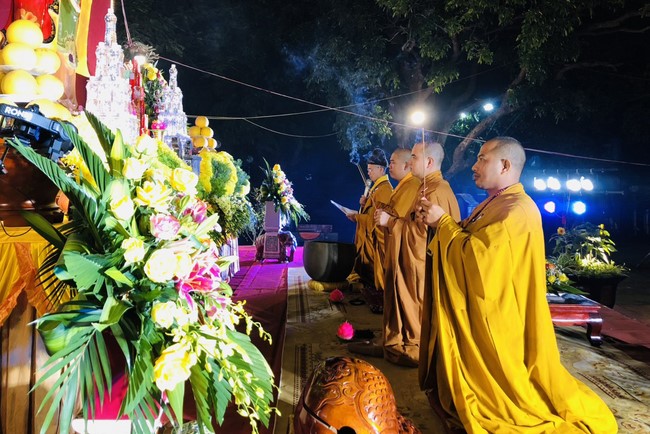 Candle Lighting Ritual to commemorate Amitabha’s Buddha at Dong Cao Pagoda – Thanh Hoa