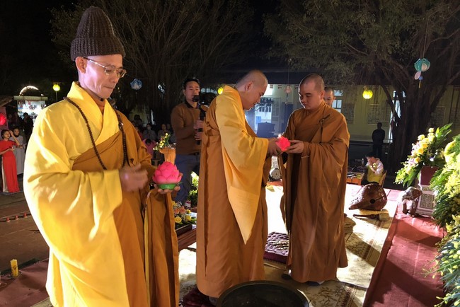 Candle Lighting Ritual to commemorate Amitabha’s Buddha at Dong Cao Pagoda – Thanh Hoa