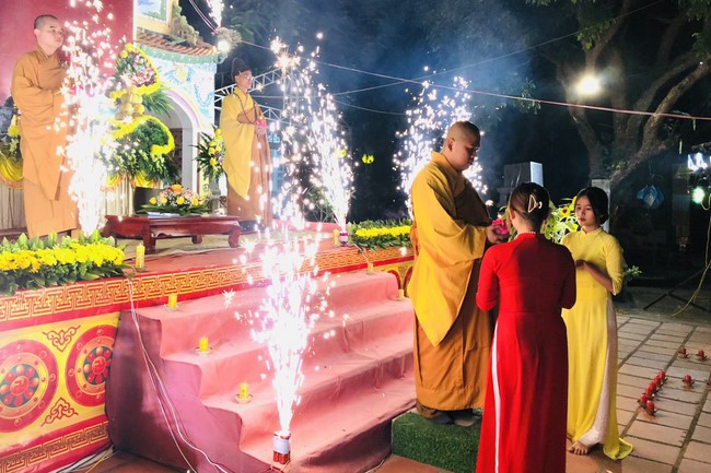 Candle Lighting Ritual to commemorate Amitabha’s Buddha at Dong Cao Pagoda – Thanh Hoa