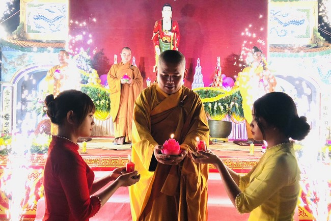 Candle Lighting Ritual to commemorate Amitabha’s Buddha at Dong Cao Pagoda – Thanh Hoa