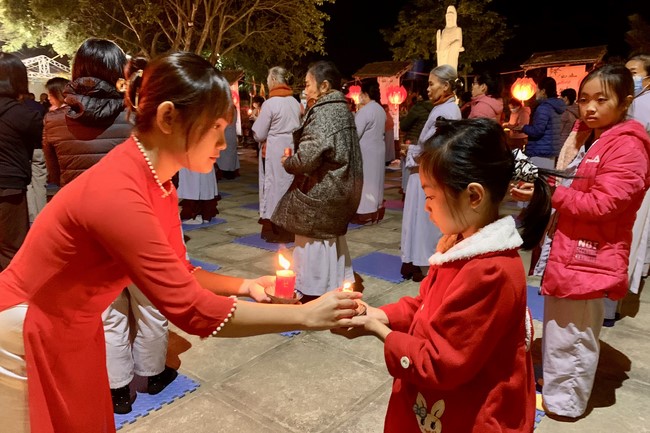 Candle Lighting Ritual to commemorate Amitabha’s Buddha at Dong Cao Pagoda – Thanh Hoa