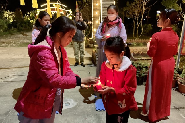 Candle Lighting Ritual to commemorate Amitabha’s Buddha at Dong Cao Pagoda – Thanh Hoa
