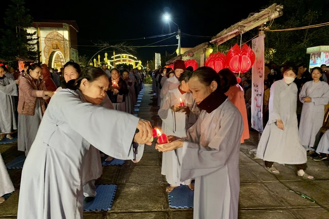 Candle Lighting Ritual to commemorate Amitabha’s Buddha at Dong Cao Pagoda – Thanh Hoa