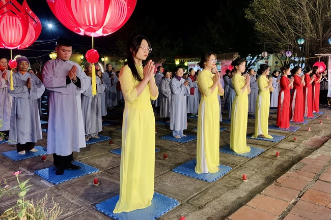 Candle Lighting Ritual to commemorate Amitabha’s Buddha at Dong Cao Pagoda – Thanh Hoa