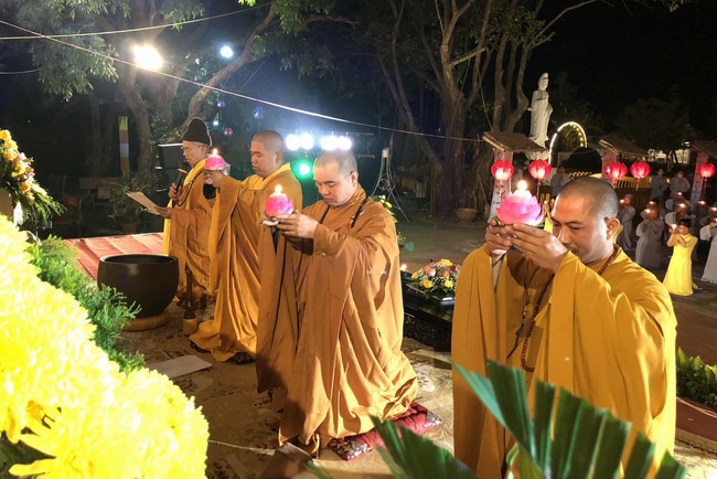 Candle Lighting Ritual to commemorate Amitabha’s Buddha at Dong Cao Pagoda – Thanh Hoa