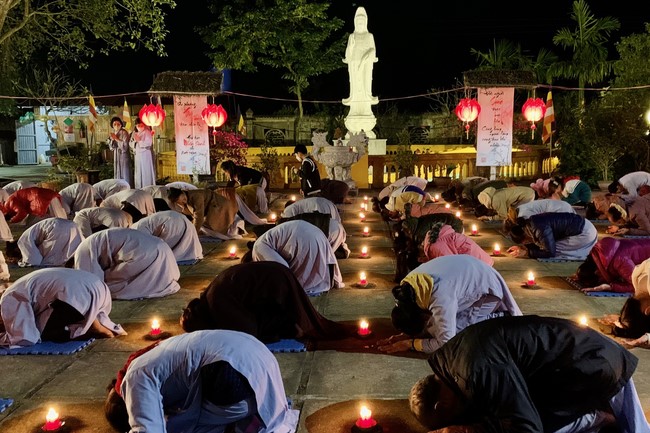 Candle Lighting Ritual to commemorate Amitabha’s Buddha at Dong Cao Pagoda – Thanh Hoa