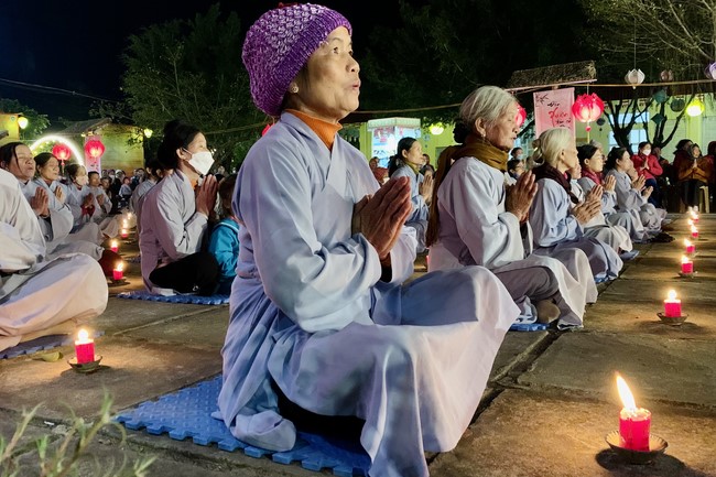 Candle Lighting Ritual to commemorate Amitabha’s Buddha at Dong Cao Pagoda – Thanh Hoa