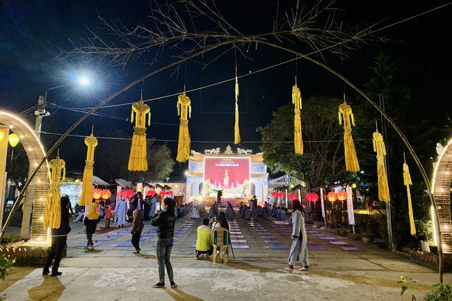 Candle Lighting Ritual to commemorate Amitabha’s Buddha at Dong Cao Pagoda – Thanh Hoa