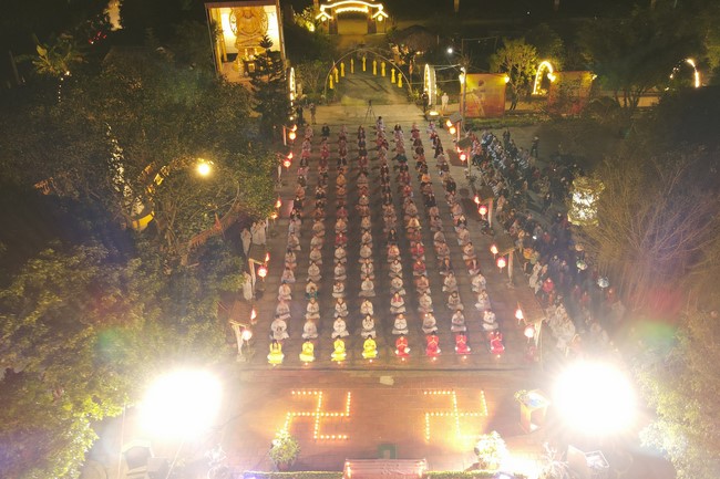 Candle Lighting Ritual to commemorate Amitabha’s Buddha at Dong Cao Pagoda – Thanh Hoa